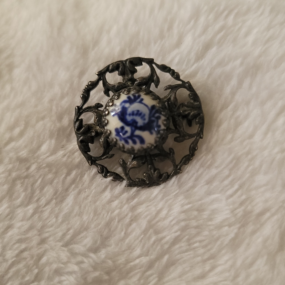 Delft Holland Round Blue & White‎ Floral Porcelain Brooch Pin Vintage Pendant